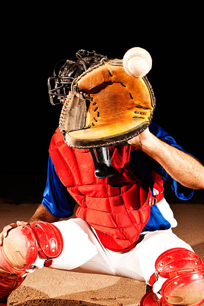 jugador de béisbol (receptor) en casa placa - baseball player flash fotografías e imágenes de stock