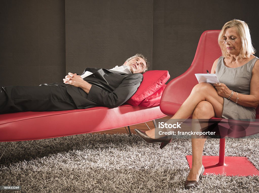 Psychiatra leczenia na czerwonej kanapie - Zbiór zdjęć royalty-free (Sofa)