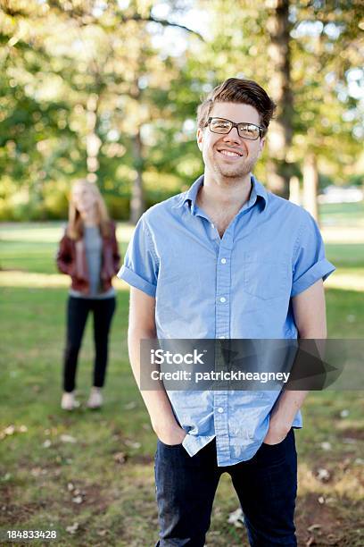 Jovem Casal No Parque - Fotografias de stock e mais imagens de 20-29 Anos - 20-29 Anos, Adolescente, Adulto