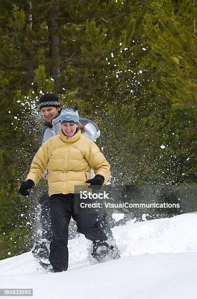 Szczęśliwa Para Spaceru Na Rakietach Śnieżnych - zdjęcia stockowe i więcej obrazów Aktywny tryb życia - Aktywny tryb życia, Biegać, Chłodny