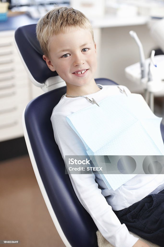 Jovem criança no escritório de Dentista - Foto de stock de Cadeira de Dentista royalty-free