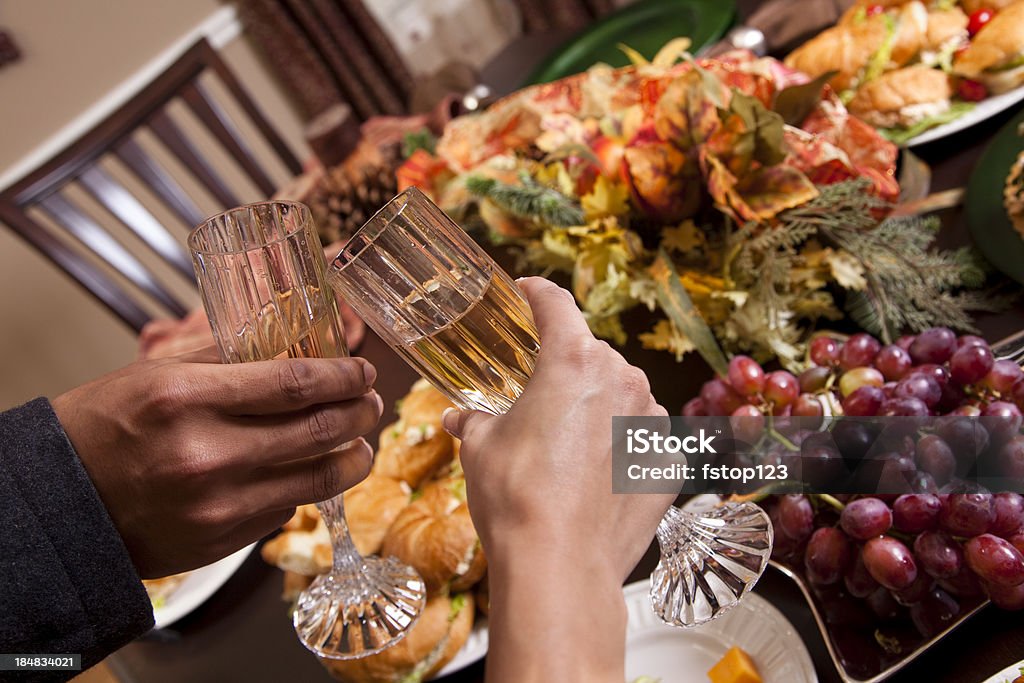 커플입니다 toasting 앨코브 글라스잔 over 음식 ��테이블 - 로열티 프리 저녁 식사 스톡 사진