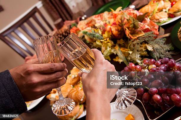 커플입니다 Toasting 앨코브 글라스잔 Over 음식 테이블 저녁 식사에 대한 스톡 사진 및 기타 이미지 - 저녁 식사, 크리스마스, 포도