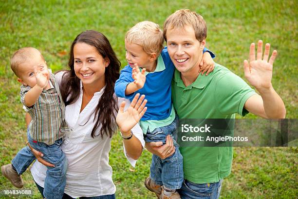 幸せな家族の手を振る - 2歳から3歳のストックフォトや画像を多数ご用意 - 2歳から3歳, 手を振る, 4人