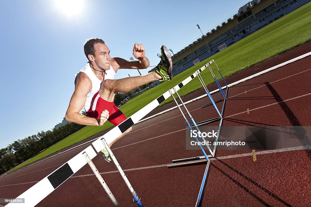 Homem sobre o Obstáculo de Corrida na pista - Royalty-free Corrida de Barreiras - Evento de pista Foto de stock