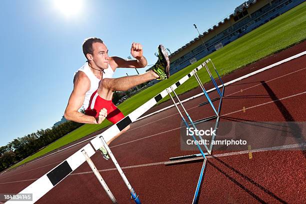 Homem Sobre O Obstáculo De Corrida Na Pista - Fotografias de stock e mais imagens de Corrida de Barreiras - Evento de pista - Corrida de Barreiras - Evento de pista, Homens, Vencer