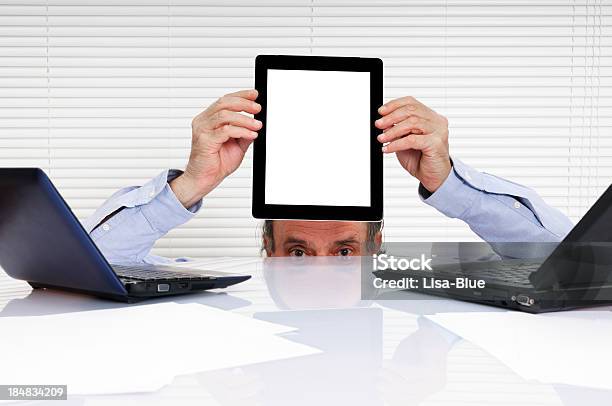 Uomo Daffari Mostrando Vuoto Digitale Tablet Copy Spazio - Fotografie stock e altre immagini di Adulto
