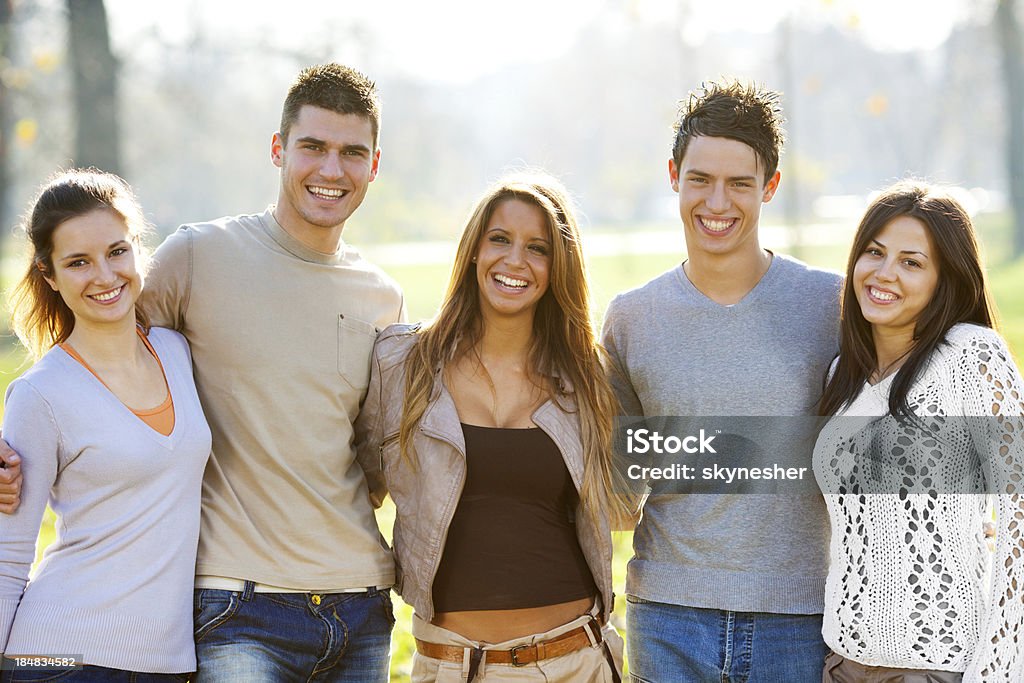 Magnifique adopté amis debout dans le parc. - Photo de Adolescence libre de droits