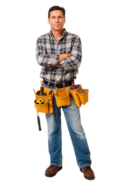 construcción contratista carpenter con brazos cruzados aislado sobre fondo blanco - lumberjack shirt fotografías e imágenes de stock