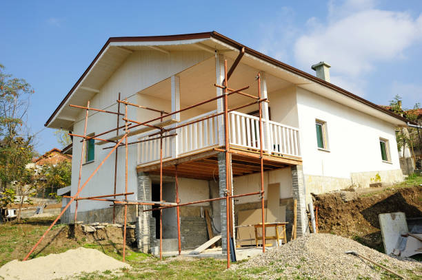 旧市街の復元ハウスウィンタースキーパッケージの村 - restoring scaffolding built structure home improvement ストックフォトと画像