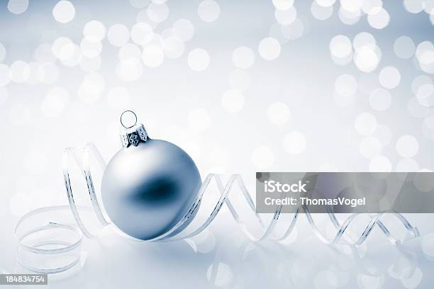 Blue Christmas Bauble - zdjęcia stockowe i więcej obrazów Boże Narodzenie - Boże Narodzenie, Tło, Biały