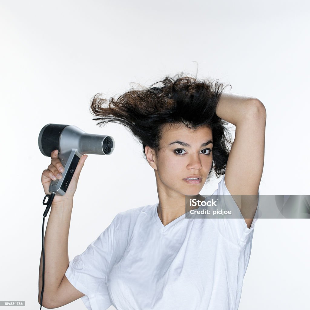 Giovane donna asciugatura capelli - Foto stock royalty-free di 20-24 anni