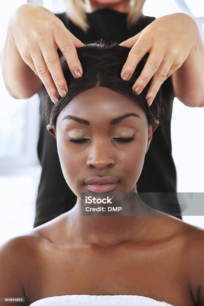 Jeune femme à faire un Massage de la tête - Photo de Adulte libre de droits