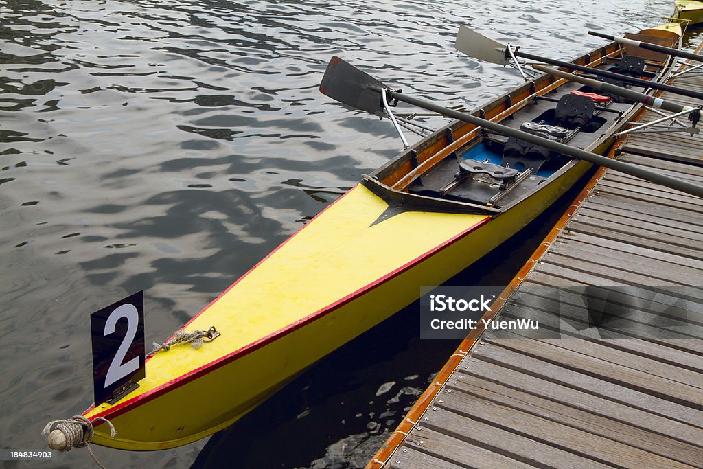Barco de remos atada en el muelle - Foto de stock de Aire libre libre de derechos