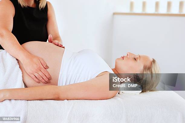 Foto de Mulher Grávida Ficando Uma Massagem e mais fotos de stock de Grávida - Grávida, Fisioterapia, Reiki