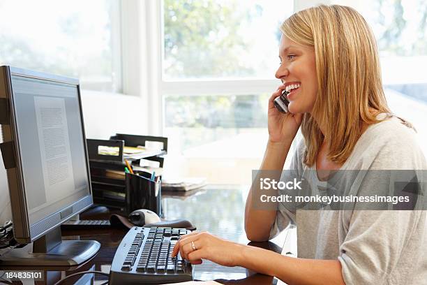 Mujer Trabajando En La Oficina Foto de stock y más banco de imágenes de 30-39 años - 30-39 años, Adulto, Adulto de mediana edad