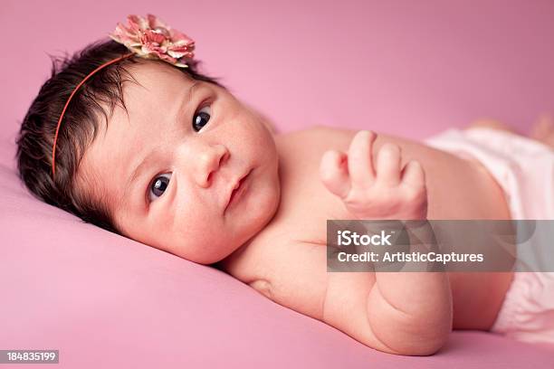 Closeup Di Avviso Neonato Bambino Ragazza Guardando Fotocamera - Fotografie stock e altre immagini di 0-1 Mese