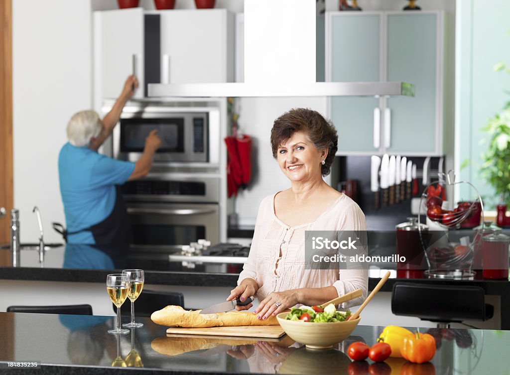 Senior marito e moglie, facendo la cena - Foto stock royalty-free di Cucina