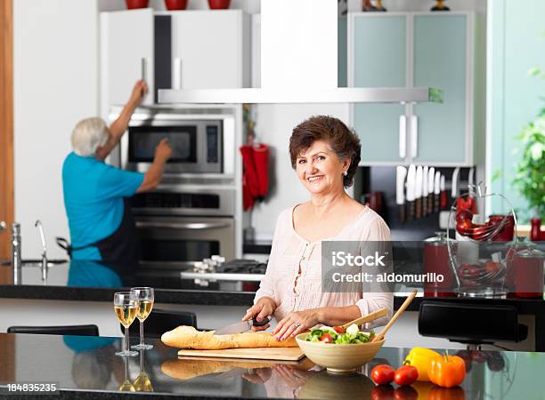 Senior Marito E Moglie Facendo La Cena - Fotografie stock e altre immagini di Cucina - Cucina, Terza età, 60-64 anni