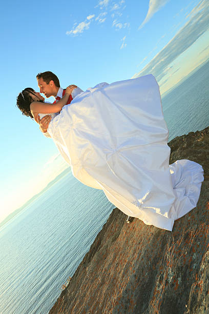 tenant baiser couple de détente - adult beautiful wedding bride photos et images de collection