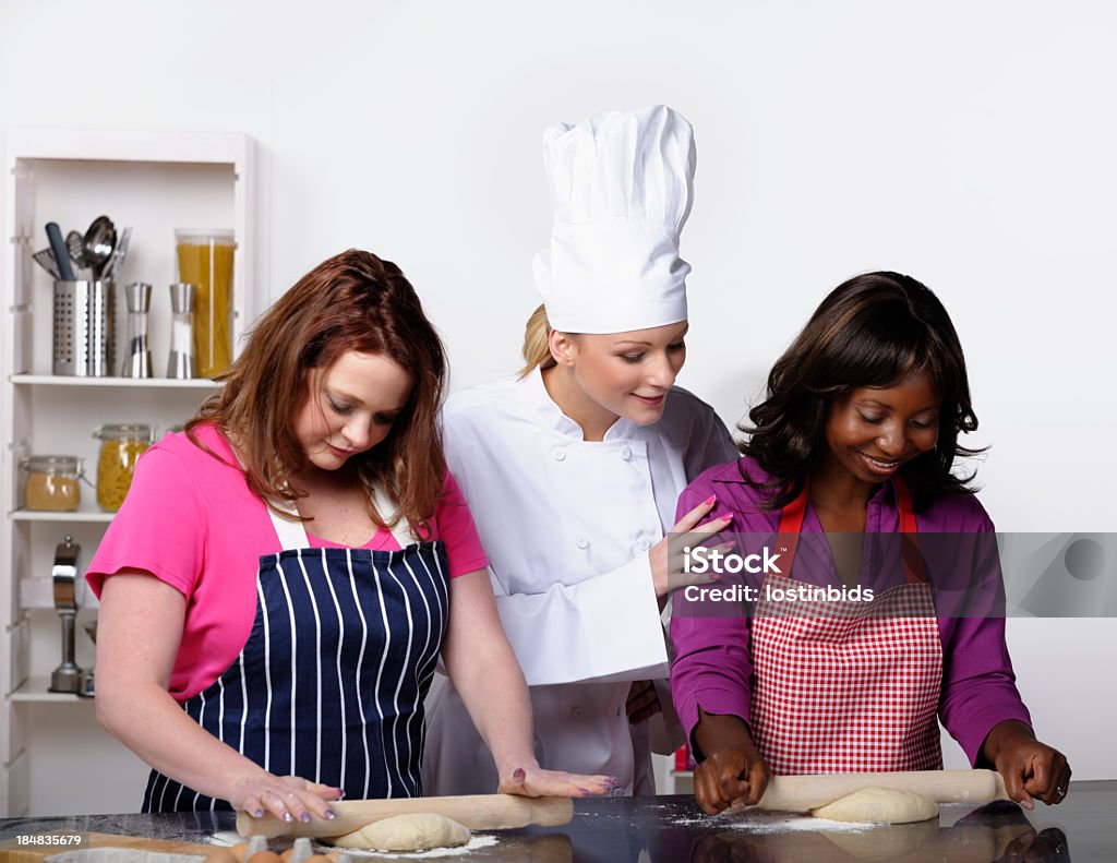 Chefkoch/Nachhilfelehrer beeindruckt mit Fortschritte In eine Gewerbliche Küche - Lizenzfrei Kochberuf Stock-Foto