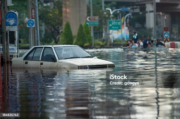 Inundada De Aluguer - Fotografias de stock e mais imagens de Enchente - Enchente, Cidade, Carro