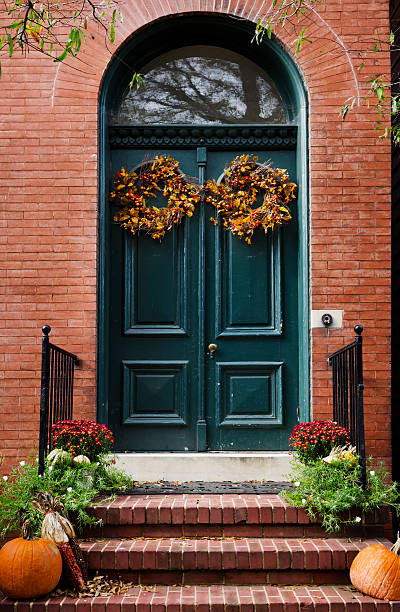 historic annapolis herbst tür - mahiz stock-fotos und bilder