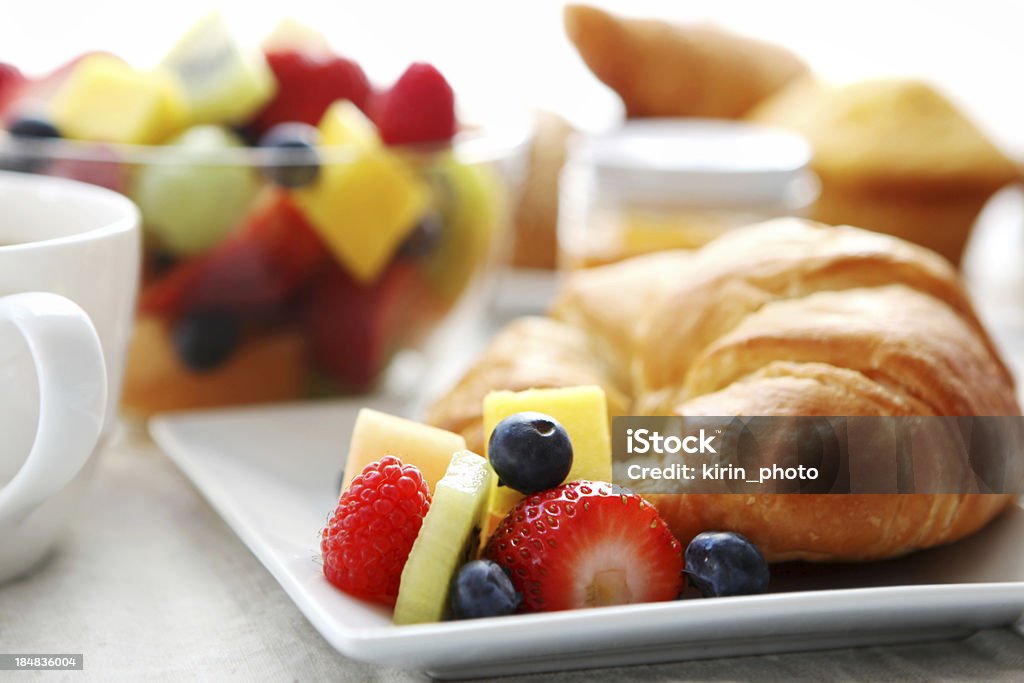 breakfast- croissant, Macedonia di frutta e caffè - Foto stock royalty-free di Alimentazione sana