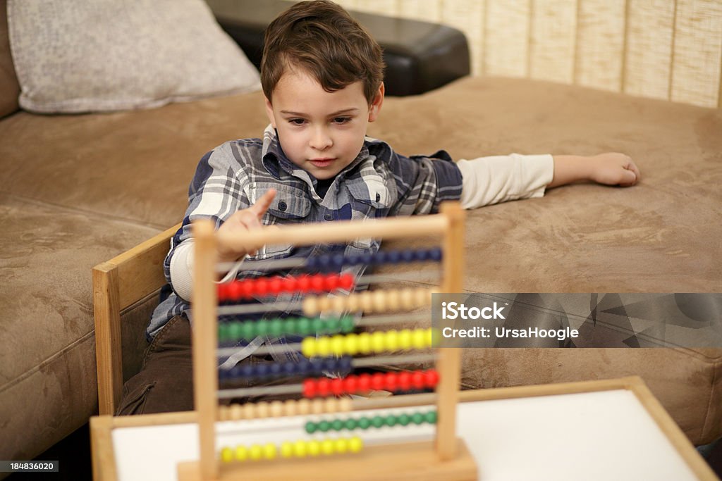 Junge zählen Perlen auf seine Abakus-Rechentafel - Lizenzfrei Abakus-Rechentafel Stock-Foto