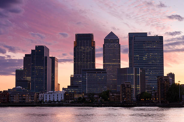 Rascacielos de Canary Wharf, London skyline al atardecer - foto de stock