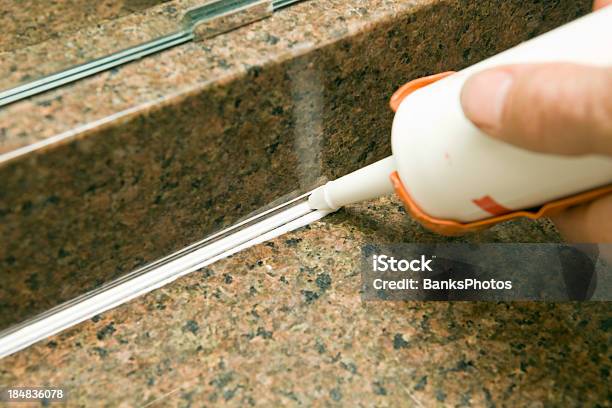 Pistola Para Calafatear Aplicación De Silicona De Granito Lavamanos Backsplash Foto de stock y más banco de imágenes de Silicona