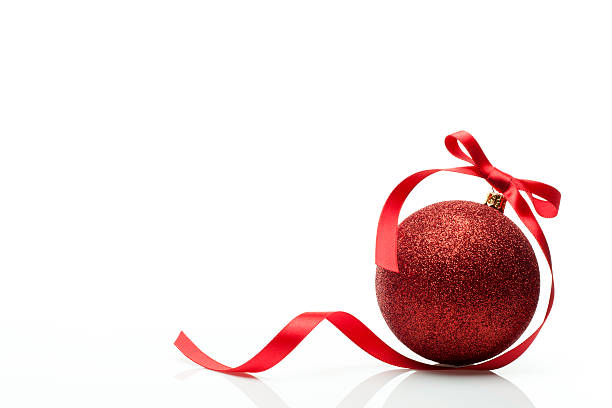 bolas de navidad & cinta roja - christmas ornament christmas decoration sphere fotografías e imágenes de stock