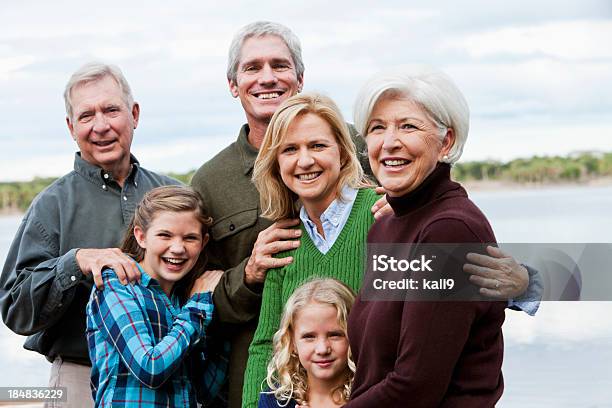 Ritratto Di Multigenerazione Famiglia - Fotografie stock e altre immagini di Lago - Lago, Riunione di famiglia - Incontro sociale, Ambientazione esterna