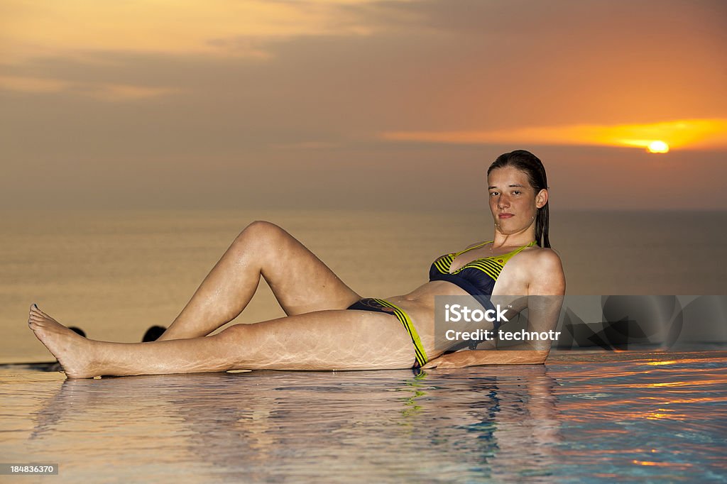 Красивой молодой женщины, отдыха на пляже и у бассейна - Стоковые фото Бали роялти-фри