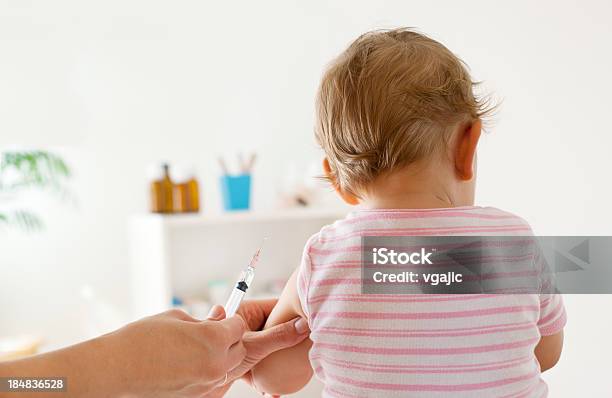 Babymodemädchenpatient Bekommen Impfstoff Im Doctors Office Stockfoto und mehr Bilder von Impfung