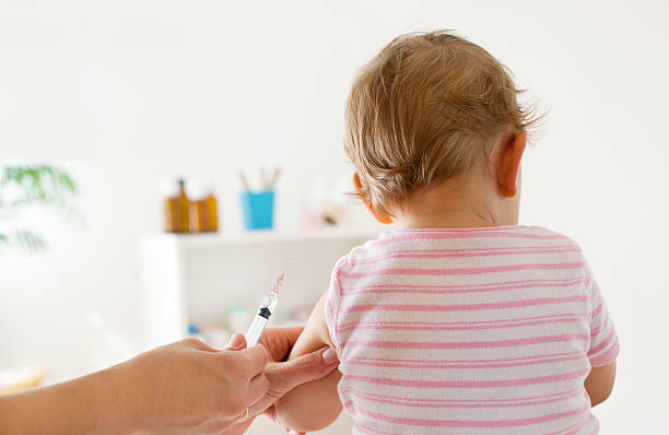 Bébé fille Patient recevoir vaccin au cabinet médical - Photo