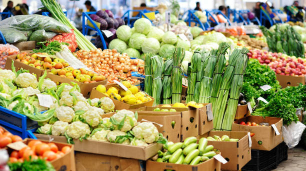 verdura al mercato di prodotti agricoli - leaf vegetable vegetable market agricultural fair foto e immagini stock