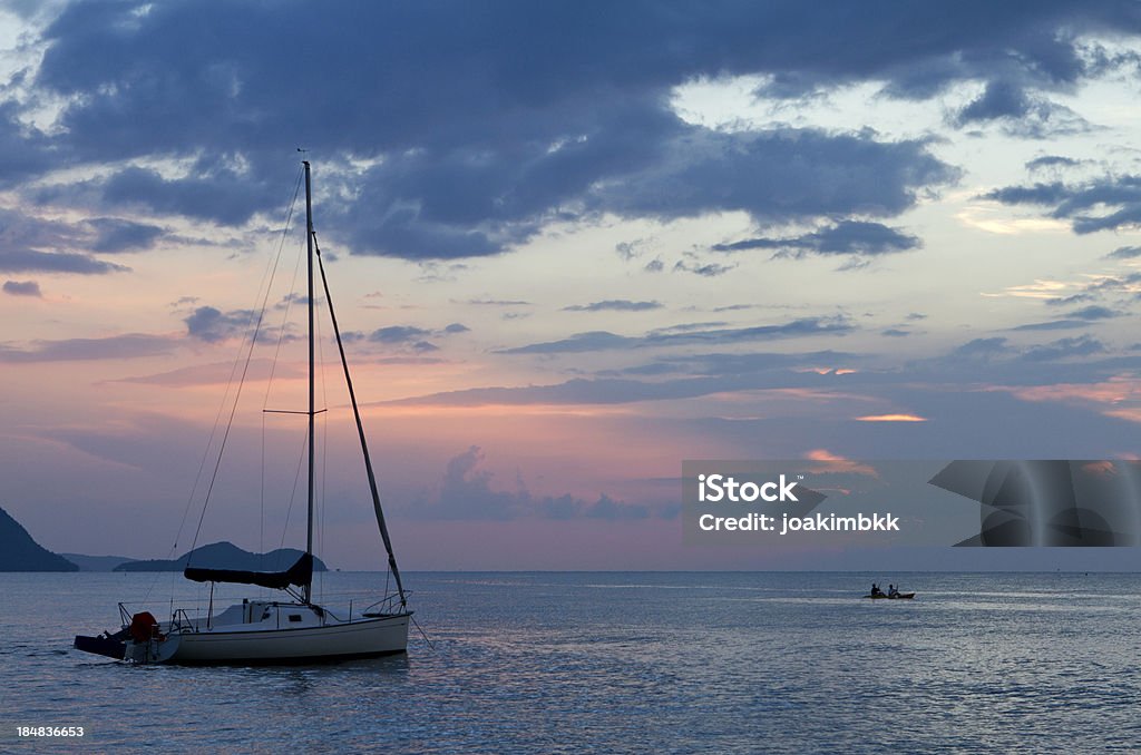 Tramonto a Pattaya in Thailandia con barca a vela - Foto stock royalty-free di Acqua