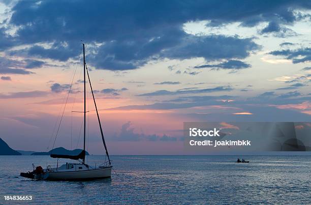 Tramonto A Pattaya In Thailandia Con Barca A Vela - Fotografie stock e altre immagini di Acqua - Acqua, Ambientazione esterna, Ambientazione tranquilla