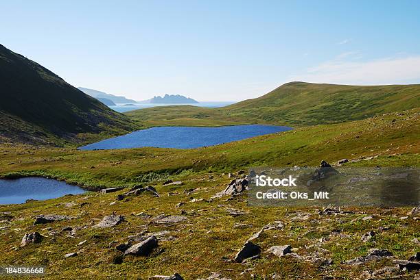 블루 레이크 굴절률은 녹색 언덕 Soroya 0명에 대한 스톡 사진 및 기타 이미지 - 0명, 경관, 노르웨이