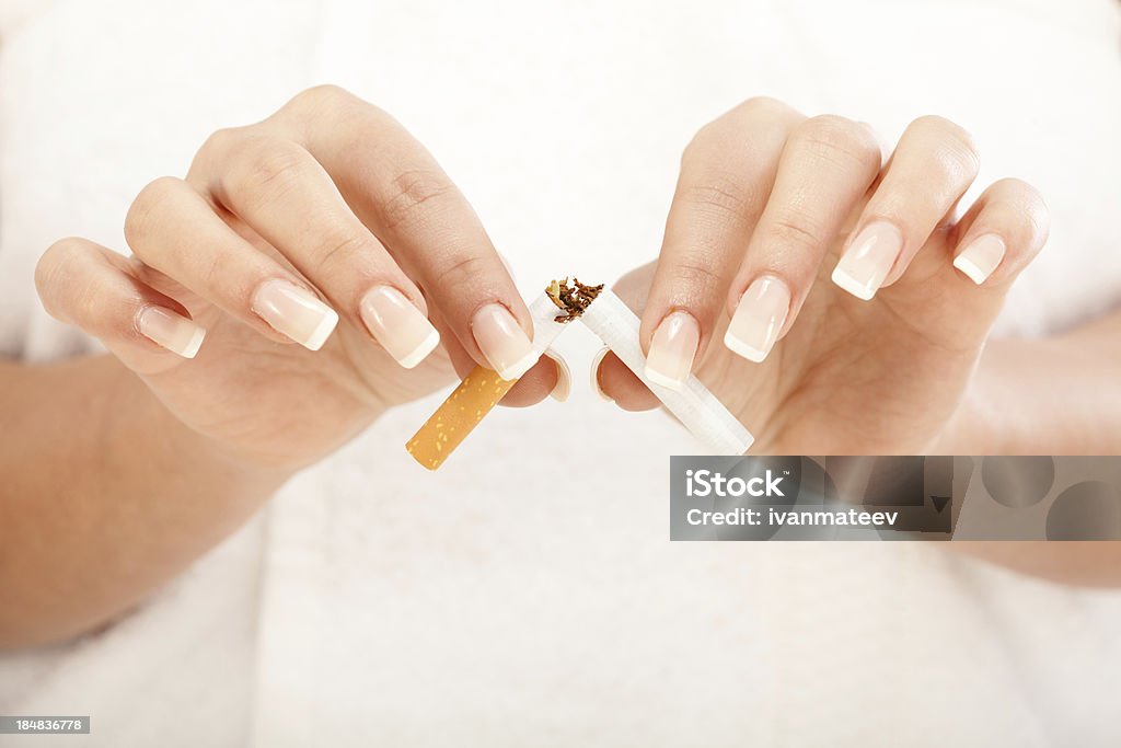 Rompere una sigaretta - Foto stock royalty-free di Donne giovani