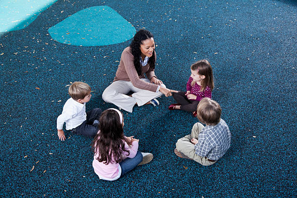 bambini in età prescolastica seduti in cerchio con insegnante - circle child preschool preschooler foto e immagini stock