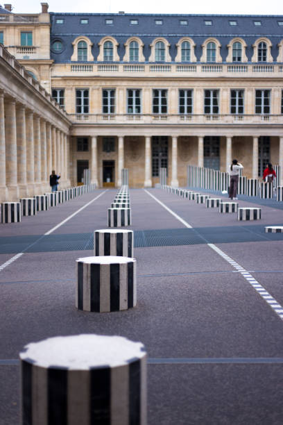 paris, frankreich: touristen an den burensäulen, palais-royal - palais royal stock-fotos und bilder