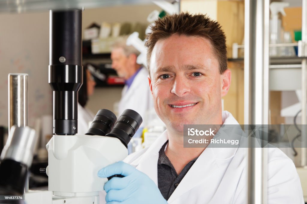 Trabajador en un laboratorio - Foto de stock de 30-39 años libre de derechos