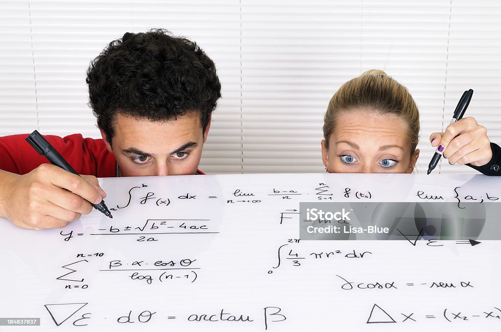 Los jóvenes estudiantes de escritura fórmula - Foto de stock de Adulto joven libre de derechos