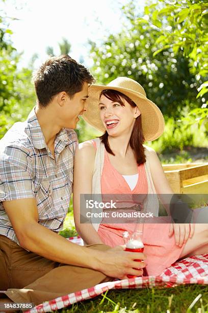 Ziemlich Junges Paar Mit Einem Schönen Picknick Stockfoto und mehr Bilder von Attraktive Frau - Attraktive Frau, Braunes Haar, Erfrischung