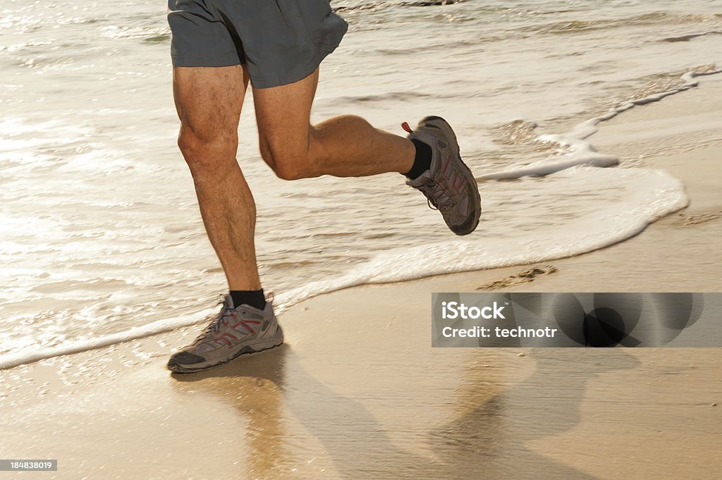 Jogging sur la plage de sable blanc - Photo de Activité physique libre de droits