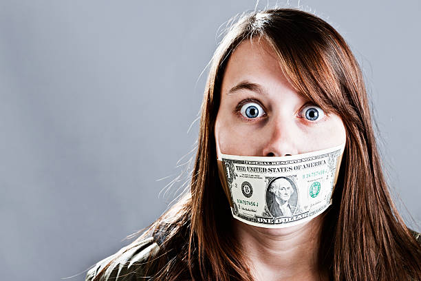 large-eyed jeune femme est gagged par billet d'1 dollar américain - currency silence censorship behavior photos et images de collection