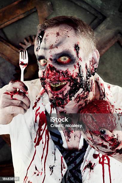 Bloody Zombie Comer Cérebro - Fotografias de stock e mais imagens de Cutelaria de Plástico - Cutelaria de Plástico, Adulto, Assustador