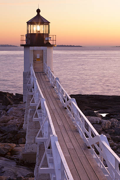 마쉘 포인트 등대 - lighthouse maine waters edge marshall point lighthouse 뉴스 사진 이미지